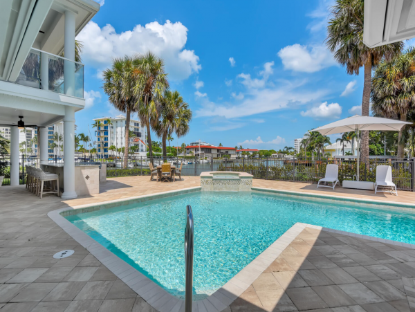 Very Short walk to the beach in the Moorings Naples area